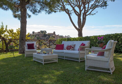 Casa Ravello with Garden: Meubilair, Buitenmeubels, Stoel, Tuin, Gazon, Werf, Landscaping, Schaduw, Armleuning, Patio