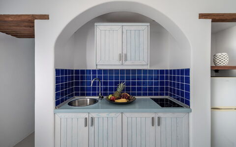 Guest House Zephyros: Keuken, Interieur Ontwerp, Countertop, Tegel, Ontwerp, Cabinetry, Verf, Toestel Van De Keuken, Loodgieterswerkinrichting, Fornuis