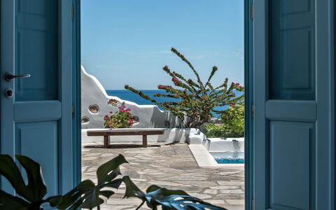 Guest House Zephyros: Blauw, Zee, Kust, Oceaan, Bloempot, Kamerplant, Stoel, Buitenmeubels, Strand