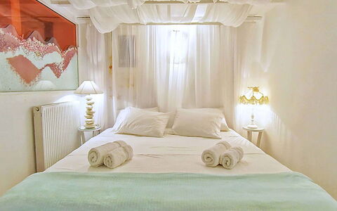 Sunkiss Villa: Bed, Interieur Ontwerp, Meubilair, Slaapkamer, Bedding, Muur, Laken, Linens, Verdieping, Kamer