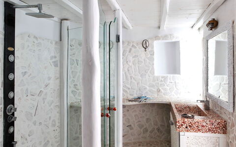 Sunkiss Villa: Muur, Loodgieterswerkinrichting, Plafond, Interieur Ontwerp, Flooring, Verdieping, Kamer, Loodgieter, Kraan, Badkamer