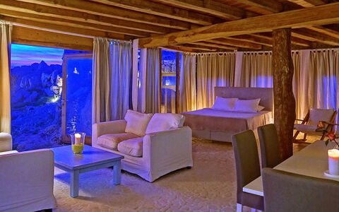 Sunkiss Villa: Meubilair, Interieur Ontwerp, Verlichting, Kamer, Gordijn, Stoel, Hotel, Hardwood, Hoofdkussen, Linens