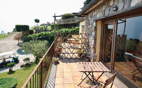 The Sea Farmhouse: Balkon, Hek, Landscaping, Flagstone, Bloempot, Eco Hotel, Buitenmeubels, Kamerplant, Binnenplaats, Buitentafel