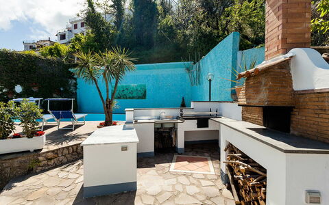 Villa Angel: Stoel, Tuin, Schaduw, Tegel, Ontwerp, Kamerplant, Landscaping, Hacienda, Backyard, Binnenplaats