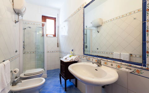 Villa Angel: Flooring, Interieur Ontwerp, Verdieping, Kamer, Meubilair, Loodgieterswerkinrichting, Plafond, Tegel, Badkamer, Kraan