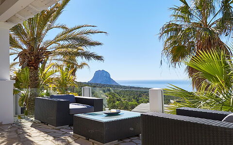 Villa Ariel: Meubilair, Tafel, Zee, Stoel, Keuken En Eettafel, Oceaan, Kamerplant, Eco Hotel, Toevlucht, Schaduw