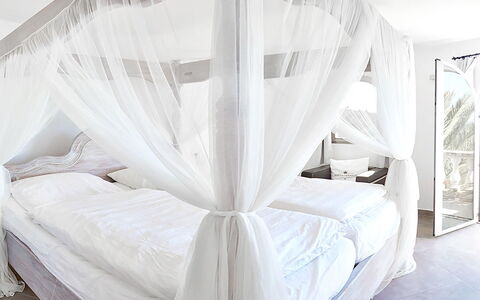 Villa Ariel: Bed, Slaapkamer, Meubilair, Bedding, Hout, Interieur Ontwerp, Linens, Laken, Textiel, Hemelbed