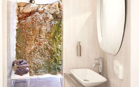 Villa Ariel: Loodgieterswerkinrichting, Badkamer, Loodgieter, Kraan, Toilet, Natuurlijk Materiaal, Kamerplant, Ceramic, Bad, Bloempot