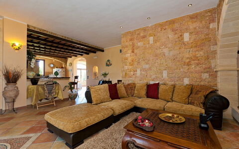 Villa Athena: Meubilair, Interieur Ontwerp, Bankstel, Muur, Flooring, Verdieping, Hout, Plafond, Woonkamer, Tafel