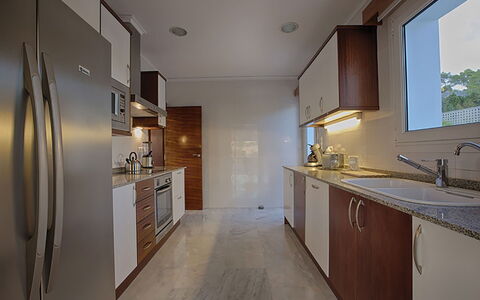 Villa Bridget: Countertop, Flooring, Keuken, Interieur Ontwerp, Hout, Major Appliance, Cabinetry, Toestel Van De Keuken, Verdieping, Wastafel