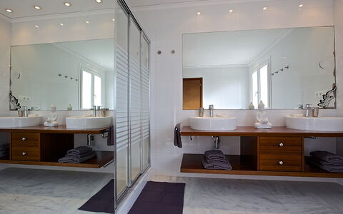 Villa Bridget: Interieur Ontwerp, Wastafel In De Badkamer, Flooring, Loodgieterswerkinrichting, Badkamer, Wastafel, Muur, Spiegel, Verdieping, Lichte Inrichting