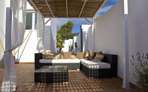 Villa Bridget: Meubilair, Buitenmeubels, Verdieping, Flooring, Schaduw, Stoel, Balkon, Patio, Veranda, Outdoor Structuur