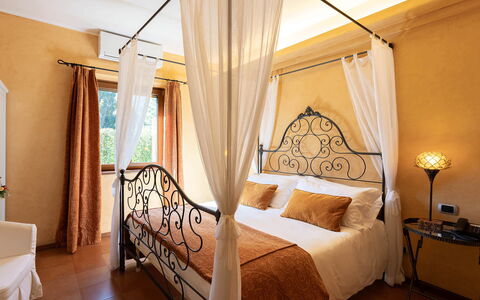 Villa Brin: Meubilair, Interieur Ontwerp, Bed, Slaapkamer, Plafond, Verdieping, Flooring, Linens, Kamer, Verlichting