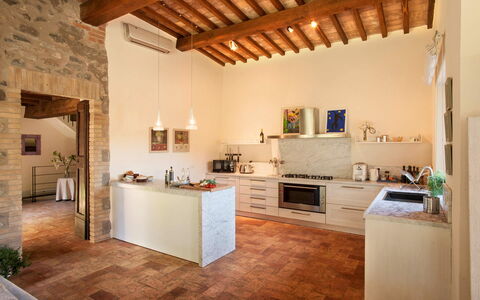Villa Collombroso: Meubilair, Interieur Ontwerp, Flooring, Muur, Hout, Verdieping, Plafond, Countertop, Keuken, Verlichting