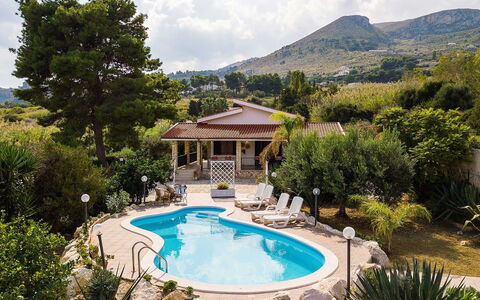 Villa la Randa: Zwembad, Toevlucht, Buitenmeubels, Thermae, Eco Hotel, Vrije Tijd, Paraplu, Flagstone, Schaduw, Stoel