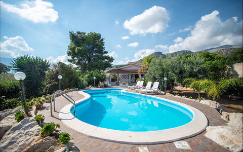 Villa la Randa: Zwembad, Blauw, Water, Buitenmeubels, Toevlucht, Vrije Tijd, Paraplu, Eco Hotel, Samengesteld Materiaal, Schaduw