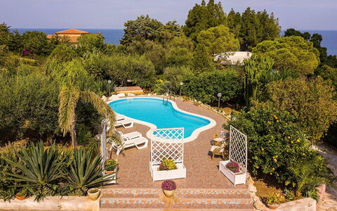 Villa la Randa: Zwembad, Toevlucht, Buitenmeubels, Eco Hotel, Stoel, Tuin, Kust, Badplaats, Landscaping, Paraplu