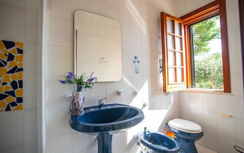 Villa la Randa: Interieur Ontwerp, Loodgieterswerkinrichting, Wastafel In De Badkamer, Wastafel, Flooring, Kraan, Verdieping, Badkamer, Loodgieter, Huis