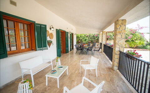 Villa la Randa: Meubilair, Flooring, Verdieping, Tafel, Deur, Buitenmeubels, Stoel, Veranda, Buitentafel, Schaduw