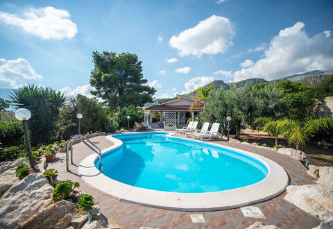 Villa la Randa: Zwembad, Blauw, Water, Buitenmeubels, Toevlucht, Vrije Tijd, Paraplu, Eco Hotel, Samengesteld Materiaal, Schaduw