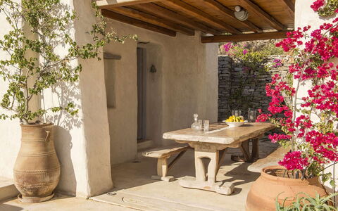 Villa Mycenaean: Bloempot, Meubilair, Tuin, Flagstone, Kamerplant, Buitenmeubels, Landscaping, Backyard, Patio