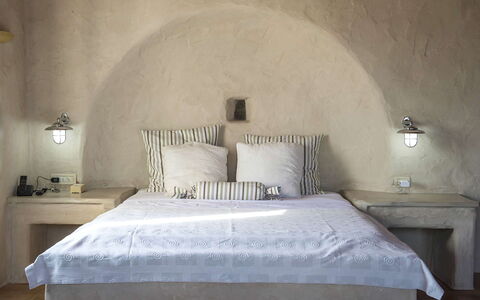 Villa Mycenaean: Slaapkamer, Hoofdkussen, Bedding, Linens, Bed Frame, Lamp, Laken, Kussen Gooien, Bed