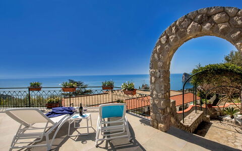 Villa Sea Breeze: Blauw, Zee, Kust, Oceaan, Toevlucht, Stoel, Balkon, Keuken En Eettafel, Strand, Eco Hotel