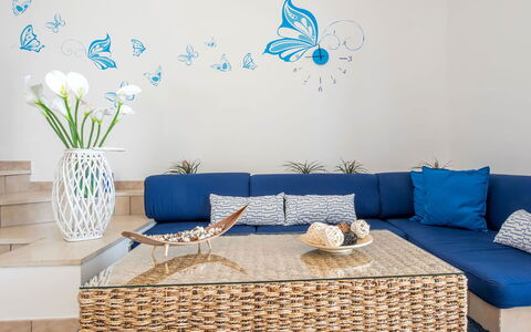 Villa Sea Breeze: Meubilair, Blauw, Interieur Ontwerp, Bankstel, Muur, Woonkamer, Huis, Textiel, Kussen Gooien, Kamer