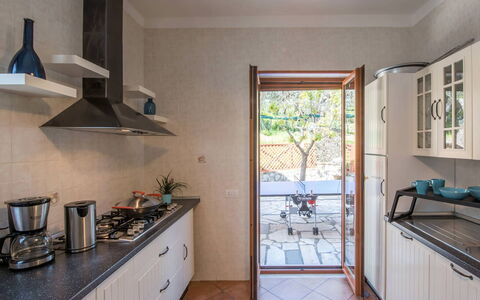 Villa Sea Breeze: Keuken, Toestel Van De Keuken, Countertop, Interieur Ontwerp, Major Appliance, Hout, Flooring, Cabinetry, Fornuis, Meubilair