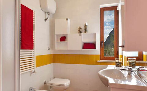 Villa Sea Breeze: Wc Bril, Interieur Ontwerp, Badkamer, Loodgieterswerkinrichting, Toilet, Flooring, Muur, Verdieping, Wastafel, Kraan