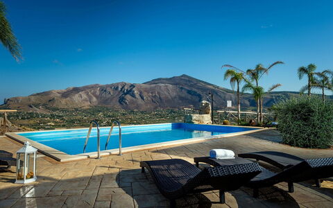 Villa Thalia: Zwembad, Toevlucht, Eco Hotel, Meubilair, Buitenmeubels, Hotel, Stoel, Villa, Schaduw