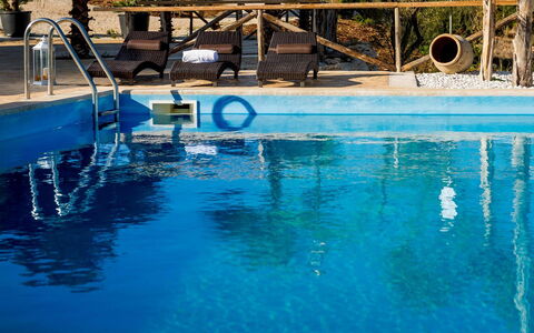 Villa Thalia: Blauw, Zwembad, Toevlucht, Samengesteld Materiaal, Vrije Tijd, Buitenmeubels, Eco Hotel, Waterpartij, Schaduw, Ligstoel