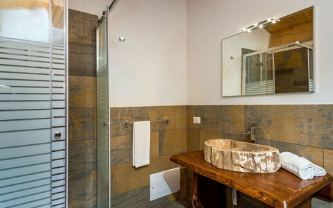Villa Thalia: Flooring, Interieur Ontwerp, Muur, Verdieping, Loodgieterswerkinrichting, Hout, Plafond, Badkamer, Wastafel In De Badkamer, Verlichting