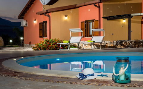 Villa Thyrrenia: Zwembad, Toevlucht, Buitenmeubels, Paraplu, Eco Hotel, Villa, Stoel, Hacienda, Ligstoel, Schaduw
