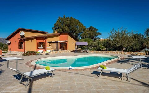 Villa Thyrrenia: Zwembad, Buitenmeubels, Toevlucht, Samengesteld Materiaal, Stoel, Landgoed, Eco Hotel, Schaduw, Paraplu, Hacienda
