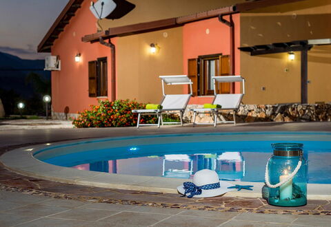 Villa Thyrrenia: Zwembad, Toevlucht, Buitenmeubels, Paraplu, Eco Hotel, Villa, Stoel, Hacienda, Ligstoel, Schaduw