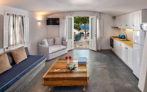 Villa Vorias: Meubilair, Bankstel, Buitenmeubels, Hardwood, Keuken En Eettafel, Stoel, Koffietafel, Outdoor Structuur, Woonkamer