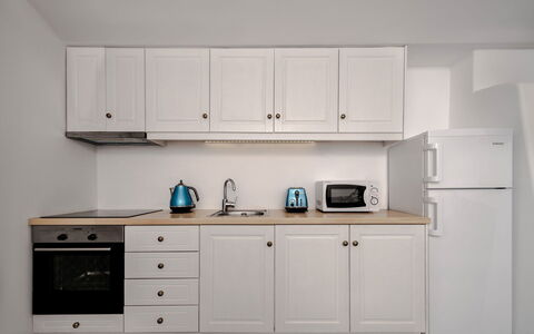 Villa Vorias: Cabinetry, Meubilair, Toestel Van De Keuken, Major Appliance, Keuken, Hout, Countertop, Interieur Ontwerp, Kast, Flooring