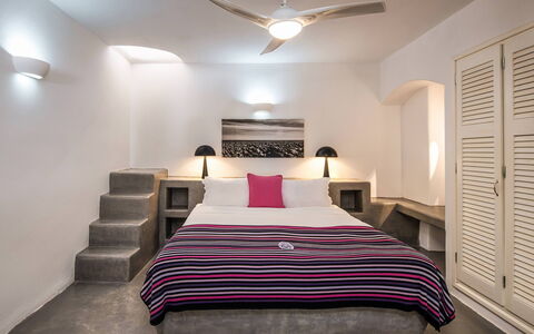 Villa Vorias: Meubilair, Interieur Ontwerp, Flooring, Verdieping, Plafond, Verlichting, Huis, Kamer, Bed, Slaapkamer