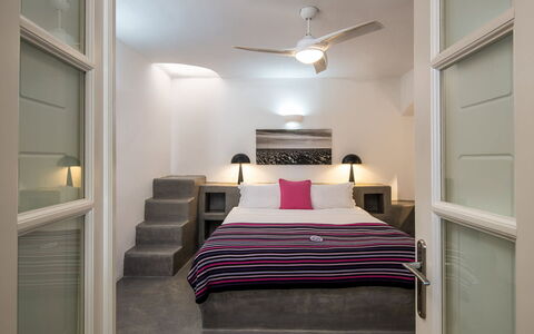 Villa Vorias: Interieur Ontwerp, Meubilair, Flooring, Verdieping, Plafond, Kamer, Bed, Verlichting, Slaapkamer, Huis