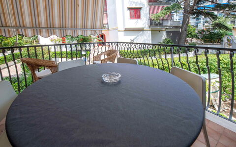 Apartment Alan: Meubilair, Tafel, Stoel, Keuken En Eettafel, Buitentafel, Buitenmeubels, Schaduw, Balkon, Restaurant, Koffietafel