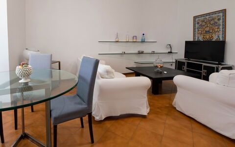 Apartment Alan: Meubilair, Interieur Ontwerp, Flooring, Verdieping, Tafel, Bankstel, Kamer, Woonkamer, Verlichting, Appartement