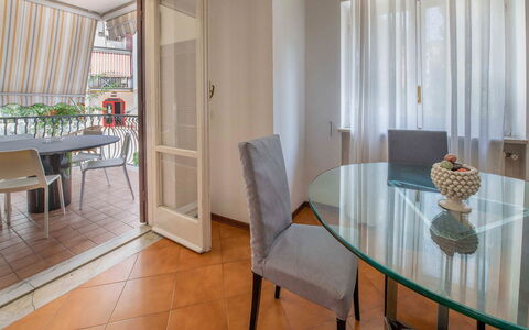 Apartment Alan: Meubilair, Interieur Ontwerp, Flooring, Verdieping, Tafel, Keuken En Eettafel, Stoel, Eetkamer, Plafond, Kamer