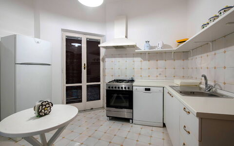 Apartment Alan: Flooring, Interieur Ontwerp, Major Appliance, Verdieping, Toestel Van De Keuken, Keuken, Plafond, Huishoudapparatuur, Kamer, Meubilair