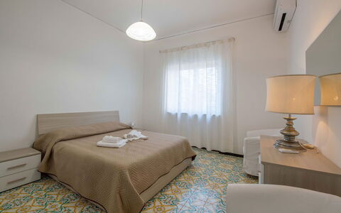 Apartment Alan: Verdieping, Flooring, Slaapkamer, Interieur Ontwerp, Bed, Hout, Laken, Plafond, Bedding, Kamer