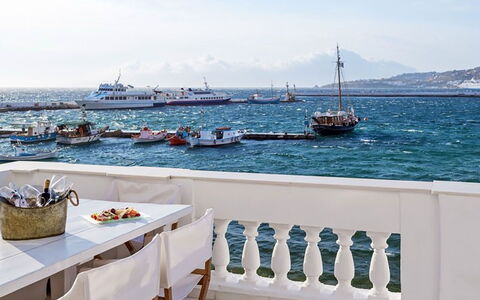 Campani Villa: Zee, Kust En Oceanic Landvormen, Oceaan, Kust, Buitenmeubels, Boot, Balkon, Watercraft, Schaduw, Stoel