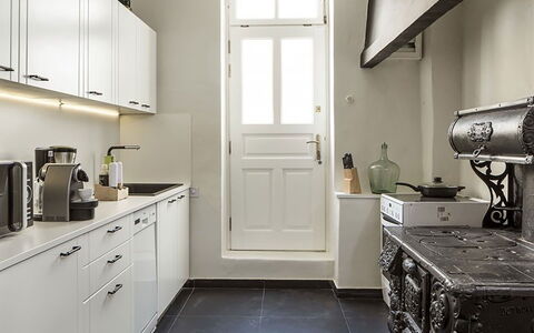 Campani Villa: Toestel Van De Keuken, Keuken, Cabinetry, Countertop, Interieur Ontwerp, Flooring, Major Appliance, Hout, Huishoudapparatuur, Verdieping