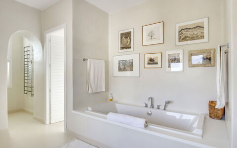 Can Las Palmas: Interieur Ontwerp, Flooring, Muur, Verdieping, Bad, Badkamer, Loodgieterswerkinrichting, Huis, Plafond, Kamer
