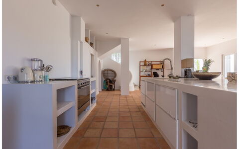 Can Lorenzo: Flooring, Interieur Ontwerp, Verdieping, Countertop, Hout, Plafond, Keuken, Meubilair, Cabinetry, Verlichting