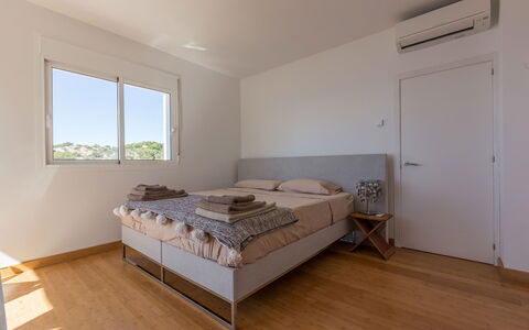 Can Lorenzo: Bed, Slaapkamer, Muur, Verdieping, Meubilair, Hout, Interieur Ontwerp, Flooring, Laken, Bedding